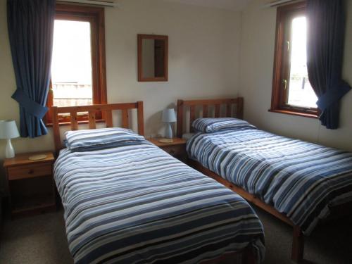 Twin room in Poppy Cottage located on the Norfolk Broads. Two single beds with two windows.
