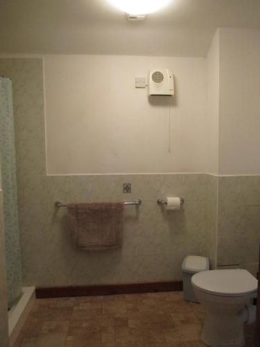 Shower room in Poppy Cottage in Brundall. Photograph of the bathroom.